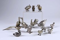 Collection de canards, hiboux, coq, cygne et oiseaux miniatures.