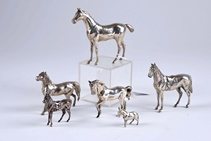 Cinq chevaux dont deux sellés et un âne, miniature.
