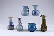 Collection de six vases et verseuses "à l'Antique".