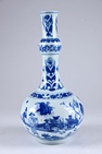 Chine, vase Transition à long col, présentant un décor floral.