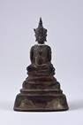 Bouddha assis et méditant, les mains en Dhyana Mudra.